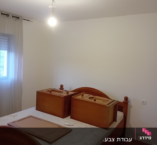 חדר שינה מרוהט לאחר צביעת הקירות והתקרה בצבע לבן